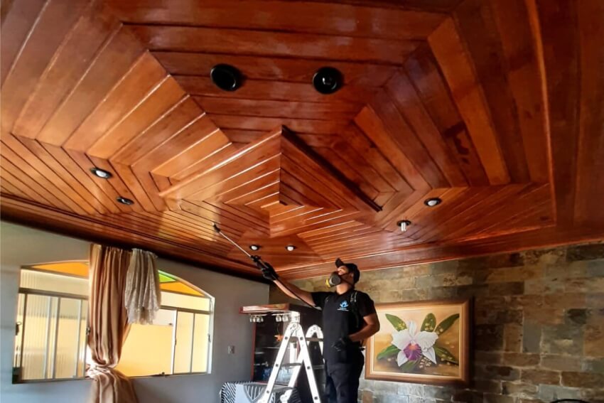 homem dedetizando cupim forro de madeira